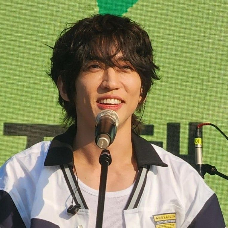 Recent activity shot of Lee Seungyoon