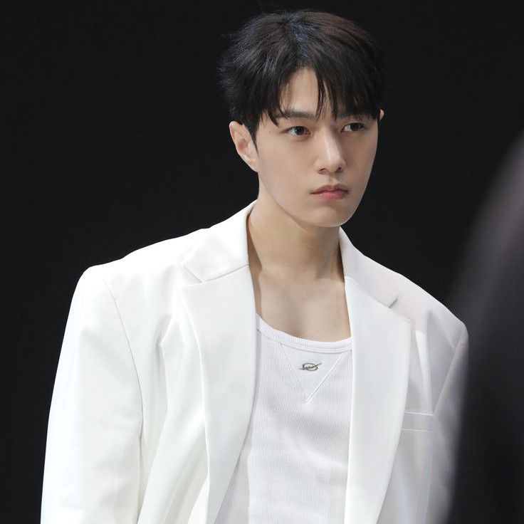 A moment captured by a fan of Kim Myungsoo (L)