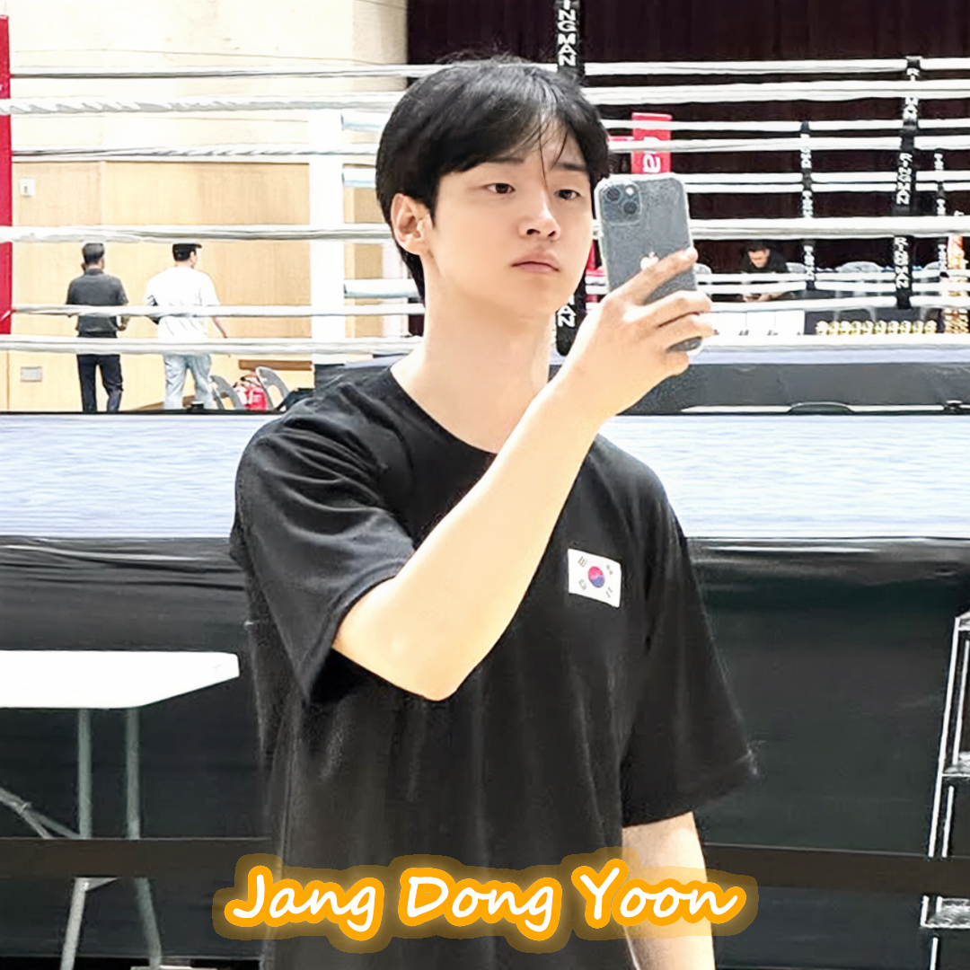A moment captured by a fan of Jang Dongyoon