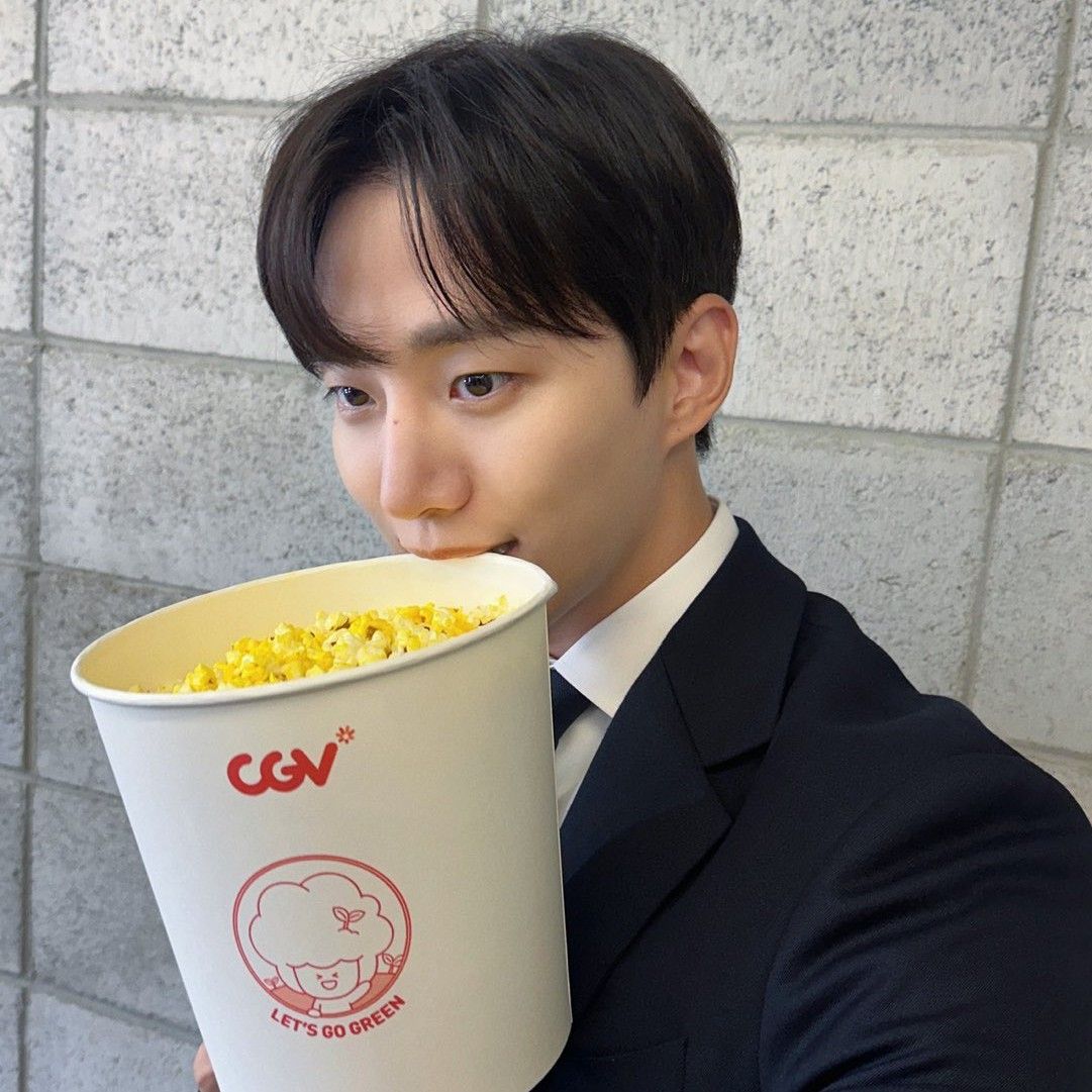 Recent activity shot of Lee Junho