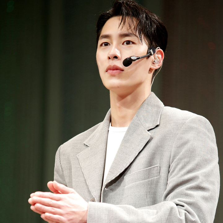 A moment captured by a fan of Lee Jaewook