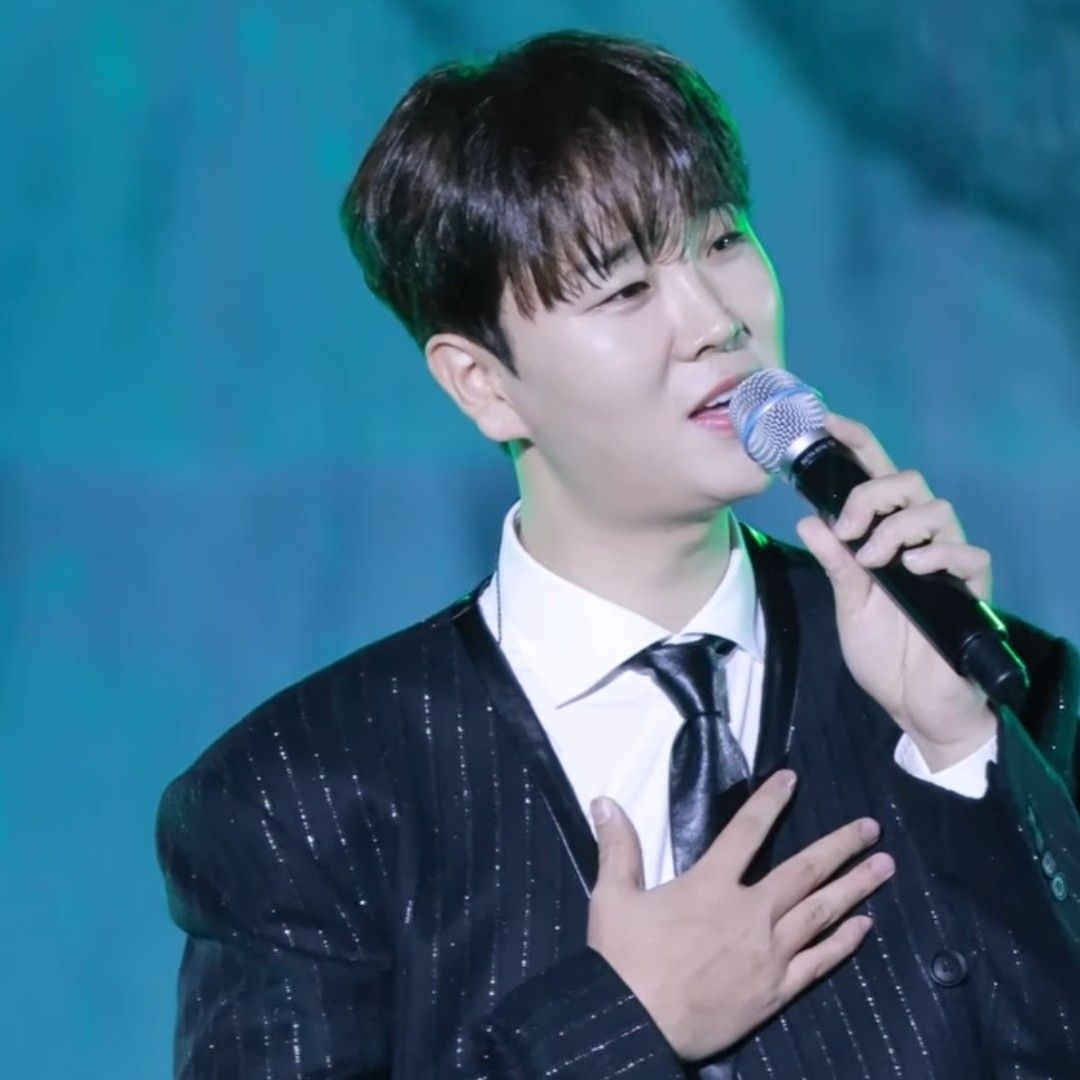 A moment captured by a fan of Song Minjun