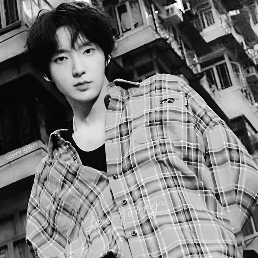 A moment captured by a fan of Lee Joongi