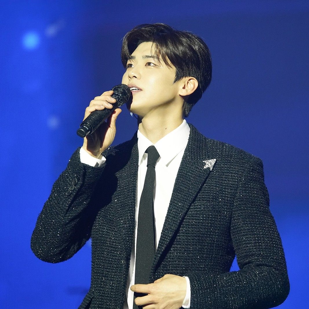 粉丝拍下的朴志賢瞬间