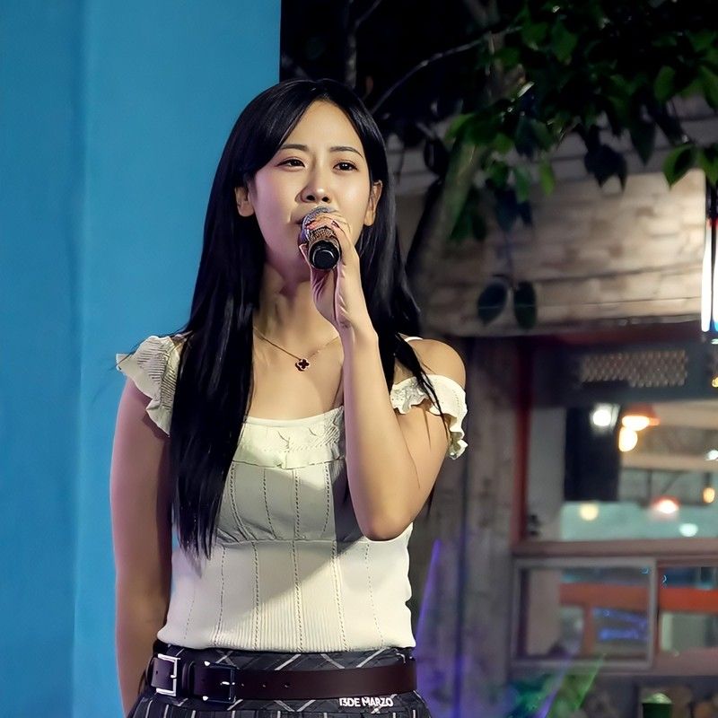 A moment captured by a fan of Kang Hyeyeon