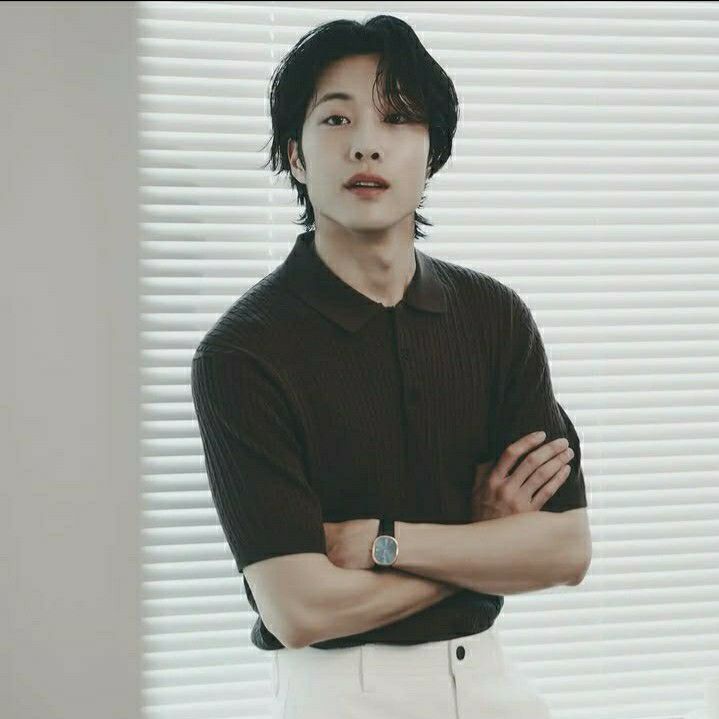 Behind-the-scenes cut of Lee Jongwon