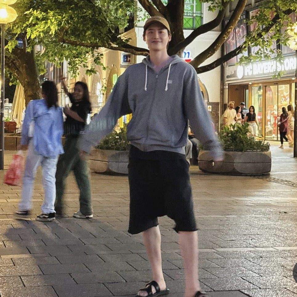 Behind-the-scenes cut of Lee Jongsuk
