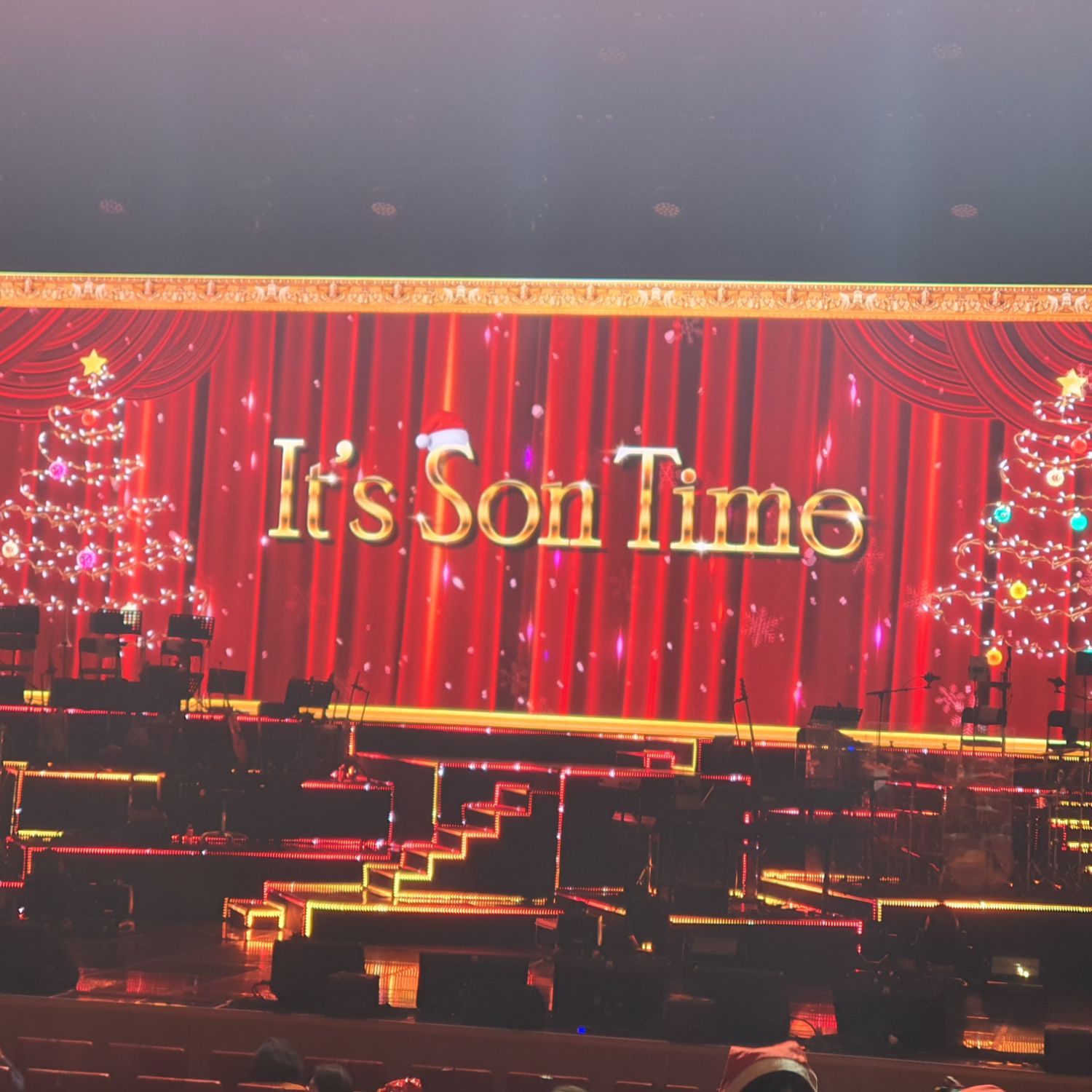 A moment captured by a fan of Son Taejin