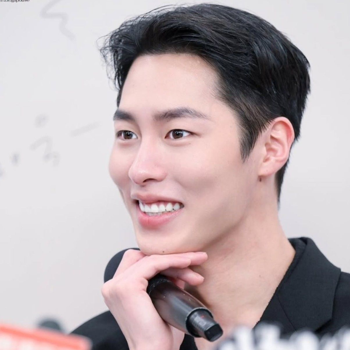 Behind-the-scenes cut of Lee Jaewook