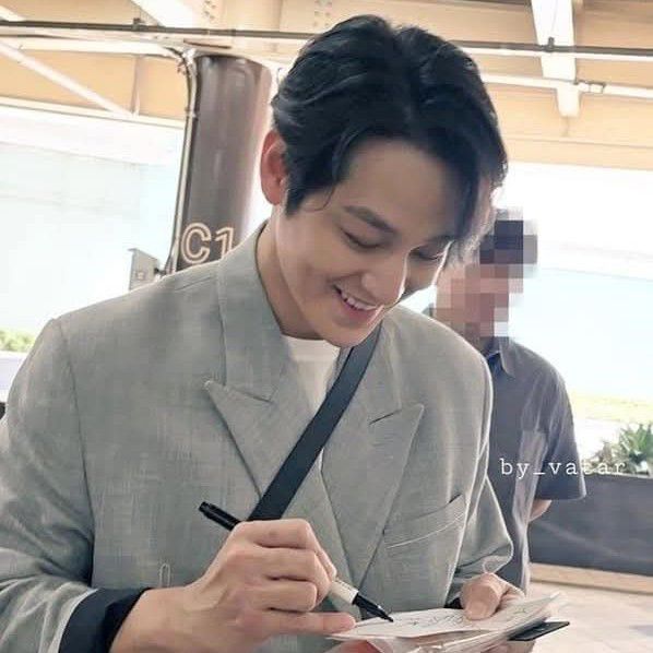 Behind-the-scenes cut of Kim Bum
