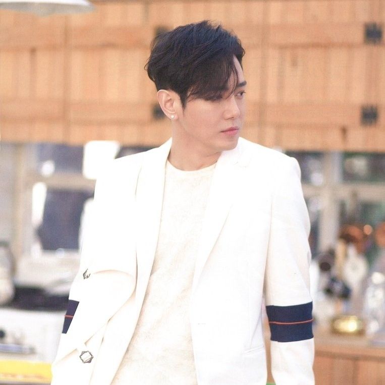 Behind-the-scenes cut of Hwanhee