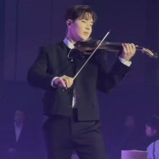 A moment captured by a fan of Henry