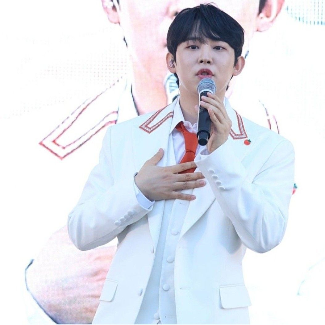 A moment captured by a fan of Jinuk