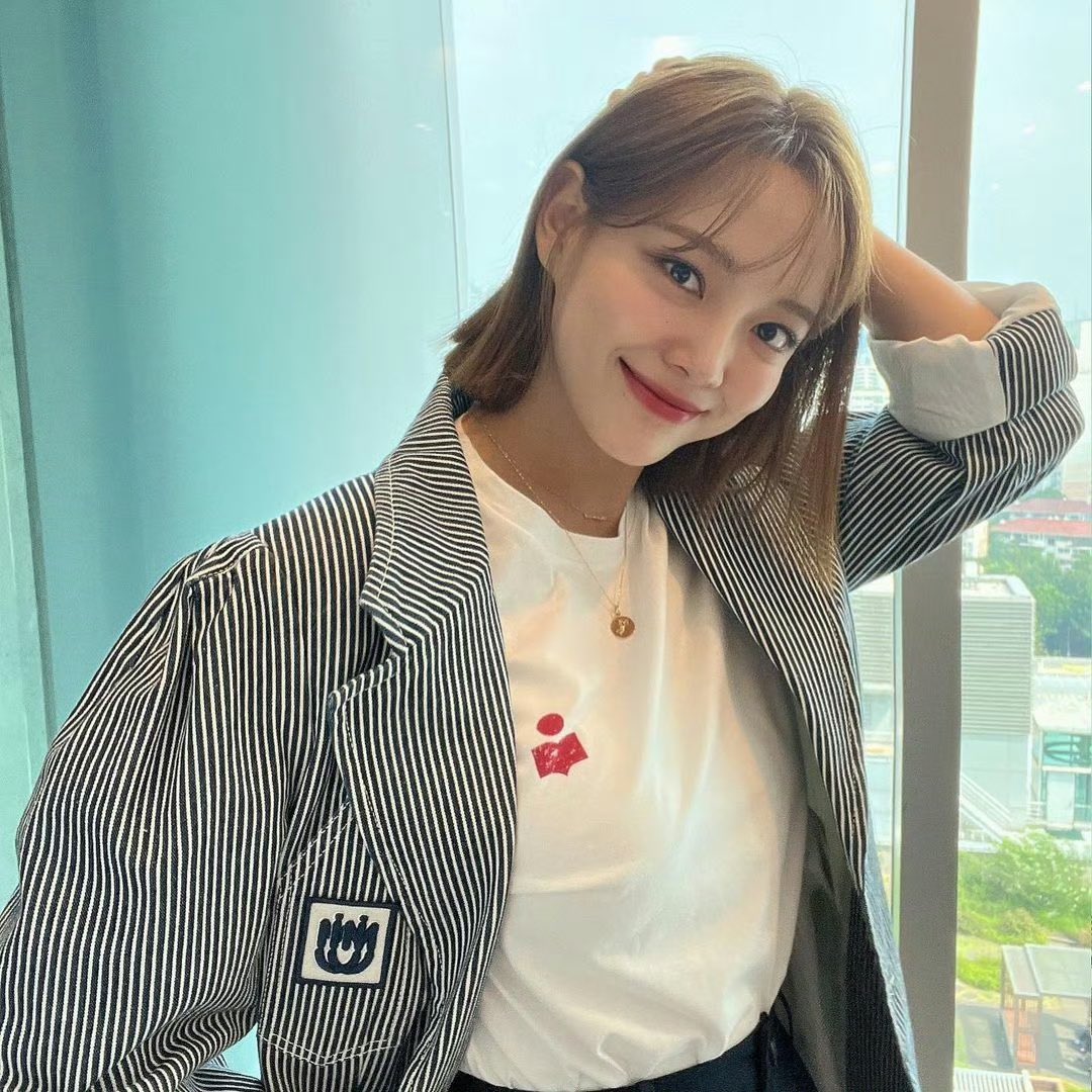 Behind-the-scenes cut of Kim Sejeong