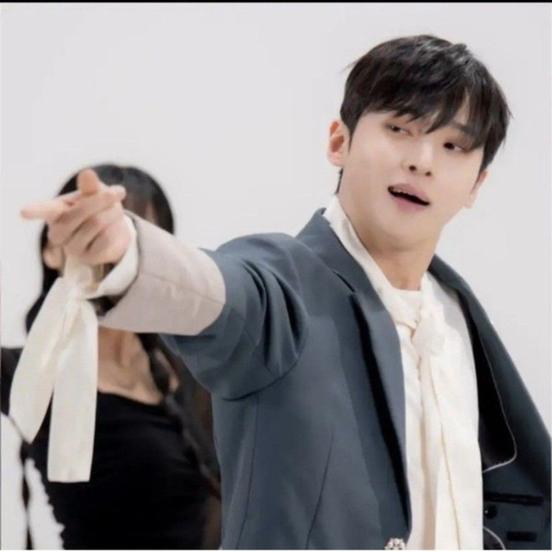 A moment captured by a fan of Seong Ri