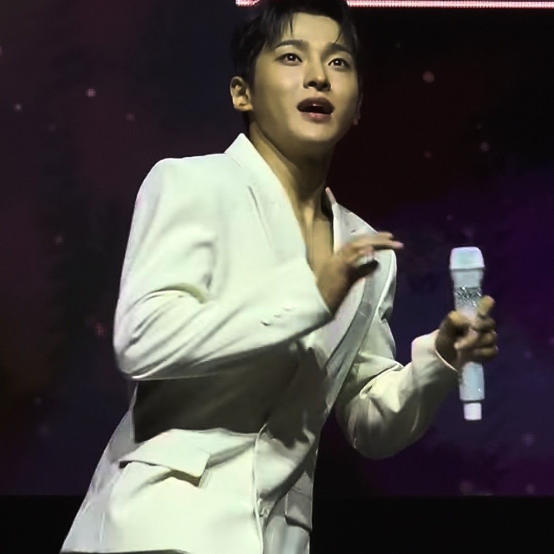 A moment captured by a fan of Seong Ri
