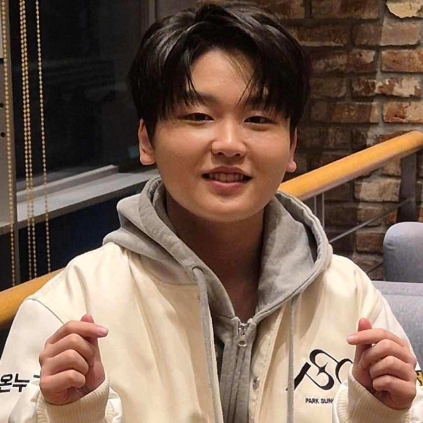 A moment captured by a fan of Park Sungon