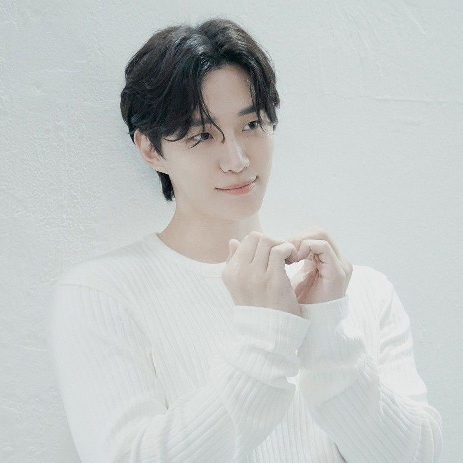 Behind-the-scenes cut of Lee Junho