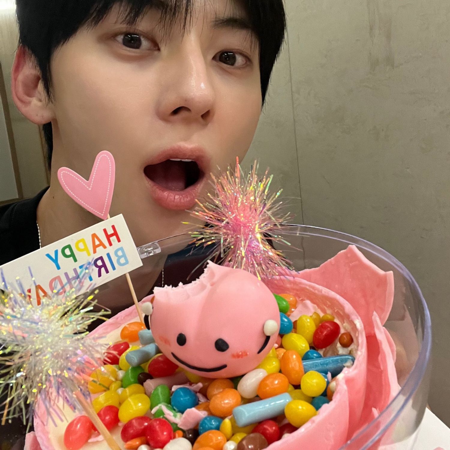 Behind-the-scenes cut of Hwang Minhyun