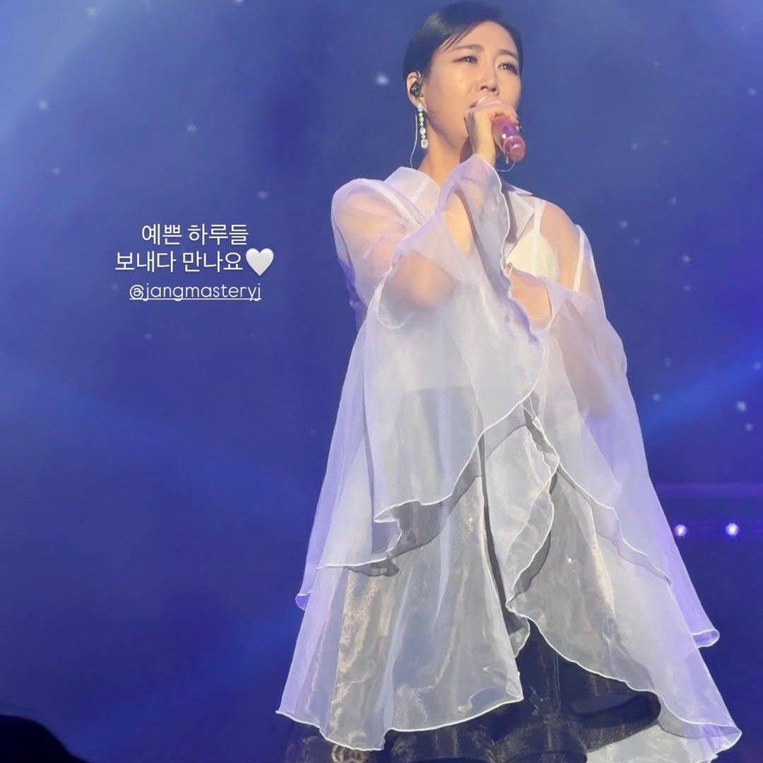 A moment captured by a fan of Jang Yoonjeong