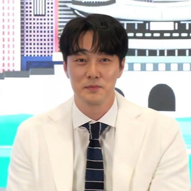 Behind-the-scenes cut of So Jisub