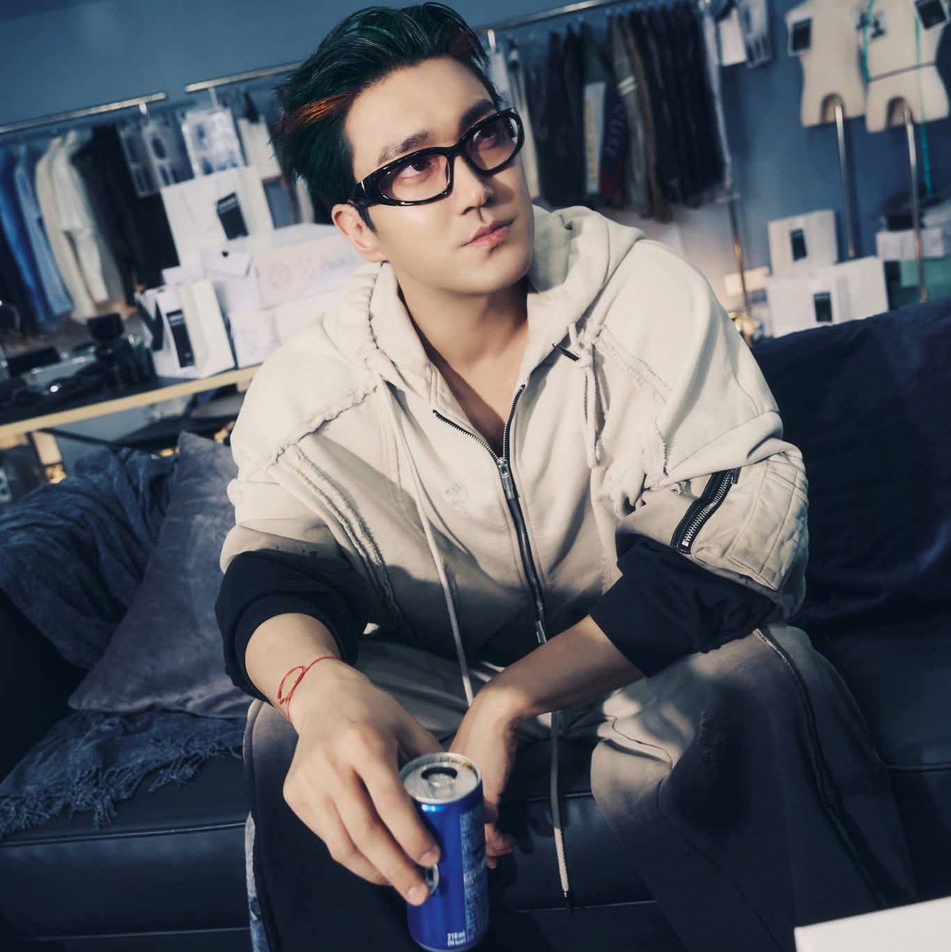 Behind-the-scenes cut of Choi Siwon
