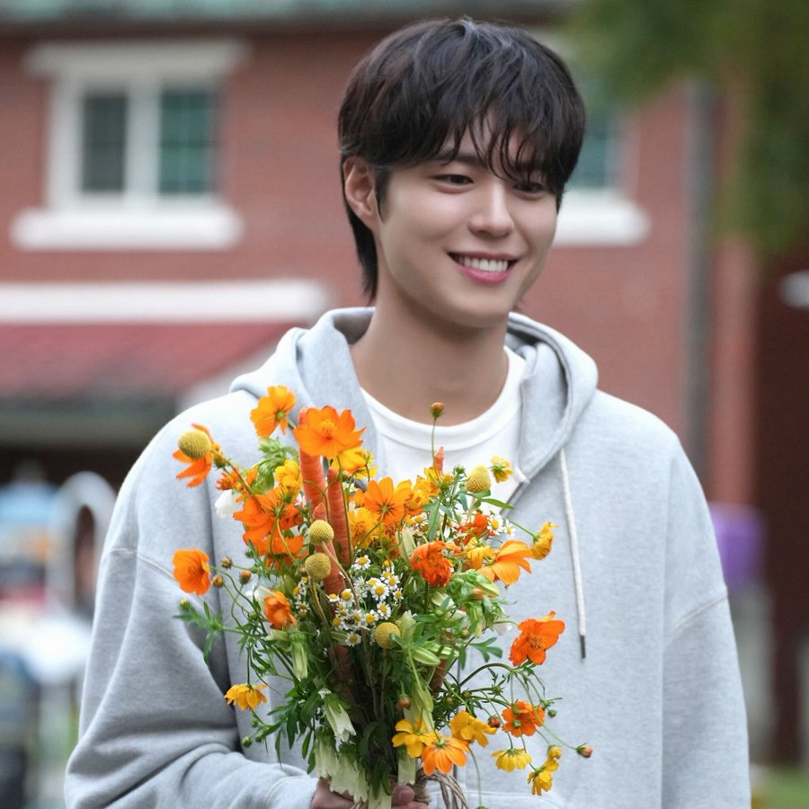 Recent activity shot of Park Bogum