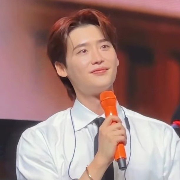 A moment captured by a fan of Lee Jongsuk