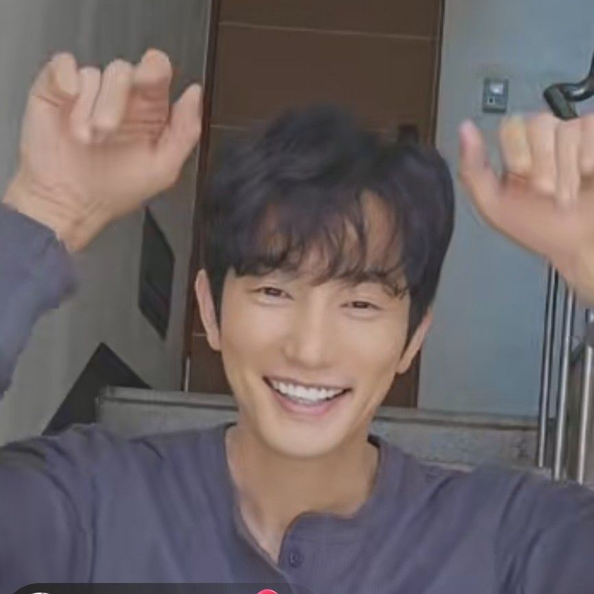 A moment captured by a fan of Park Sihoo