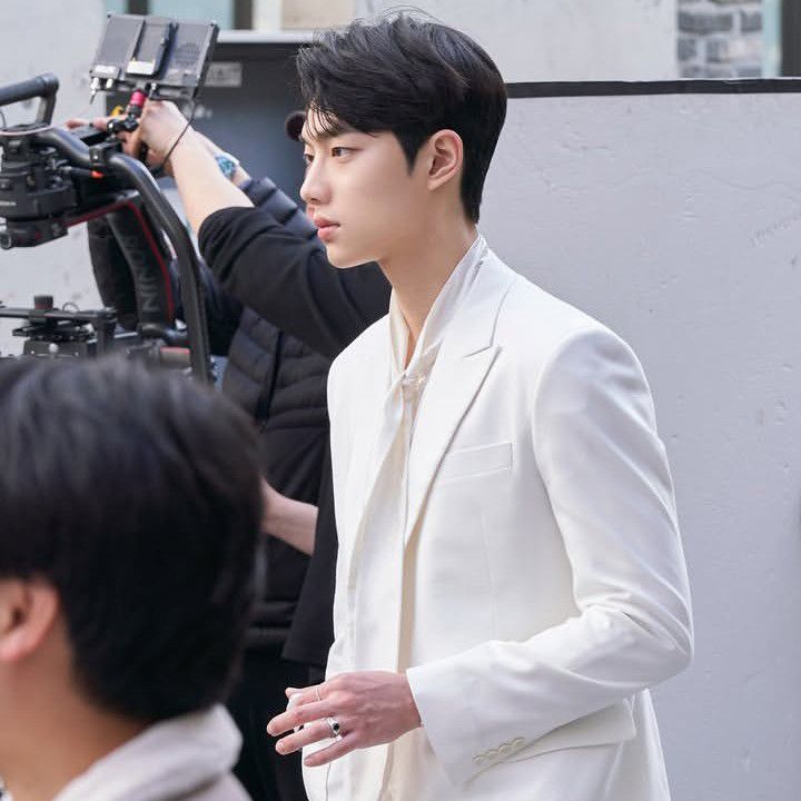 Behind-the-scenes cut of Cho Junyoung
