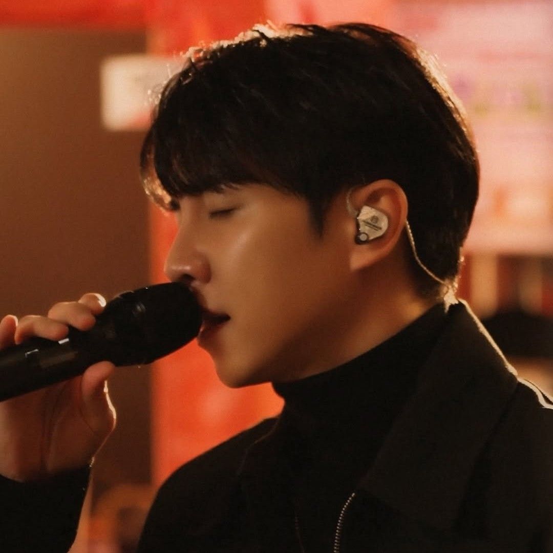A moment captured by a fan of Lee Seunggi