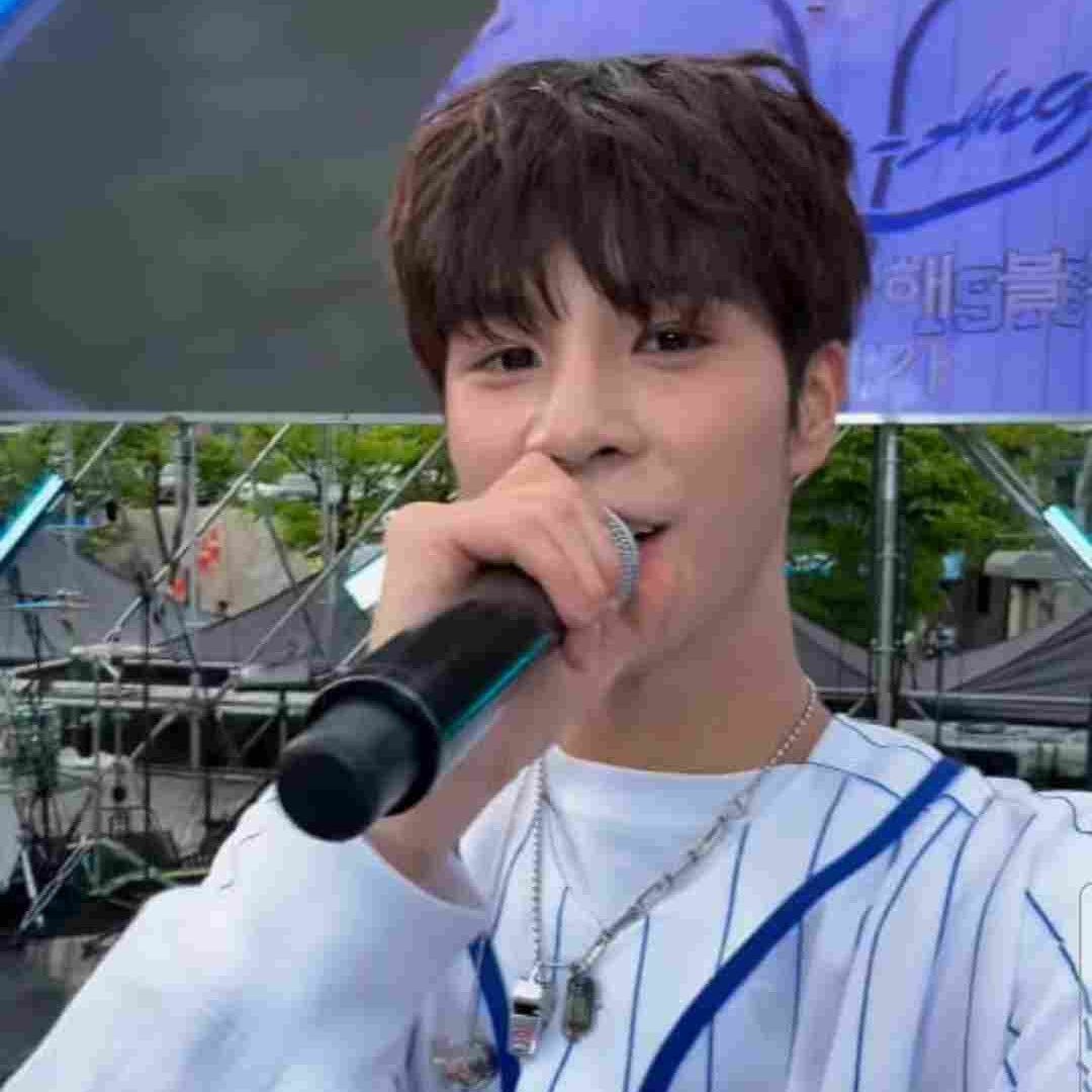 A moment captured by a fan of Jeong Dongwon