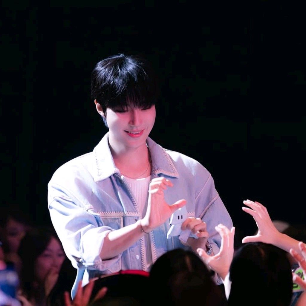 A moment captured by a fan of Hwang Inyoup