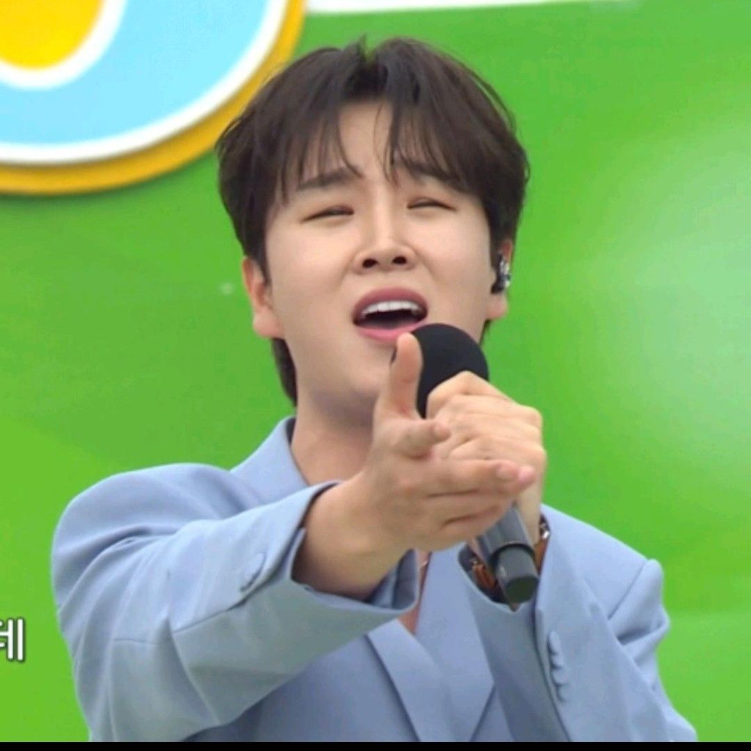 A moment captured by a fan of Song Minjun