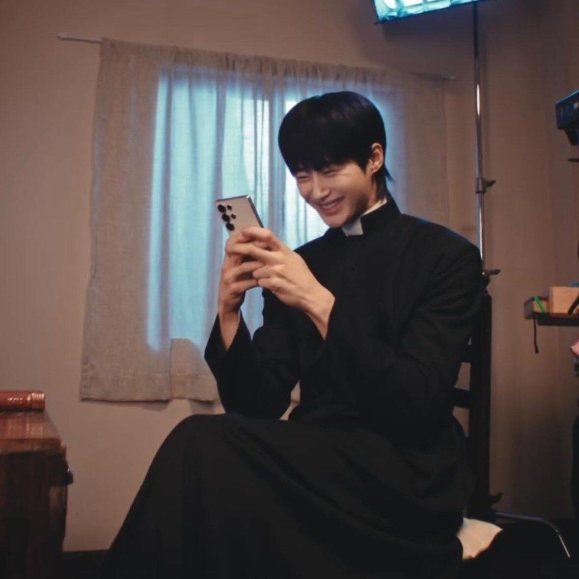 Behind-the-scenes cut of Byeon Wooseok