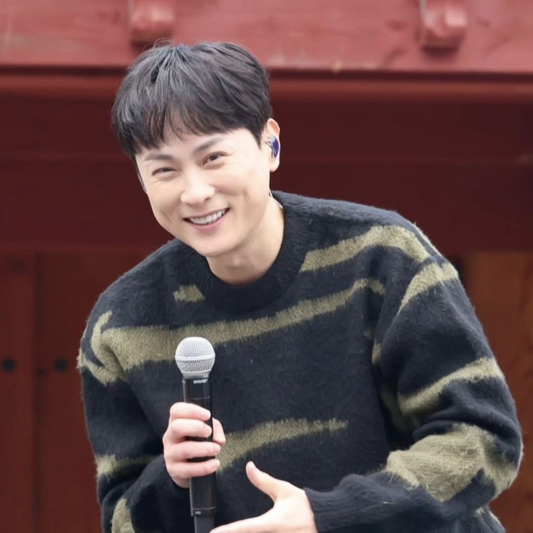 粉丝拍下的闵庚勋瞬间