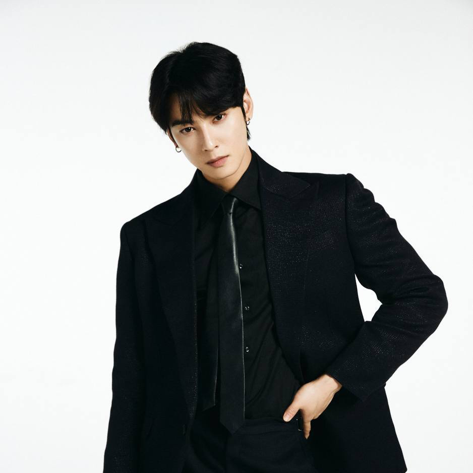 A moment captured by a fan of Cha Eunwoo