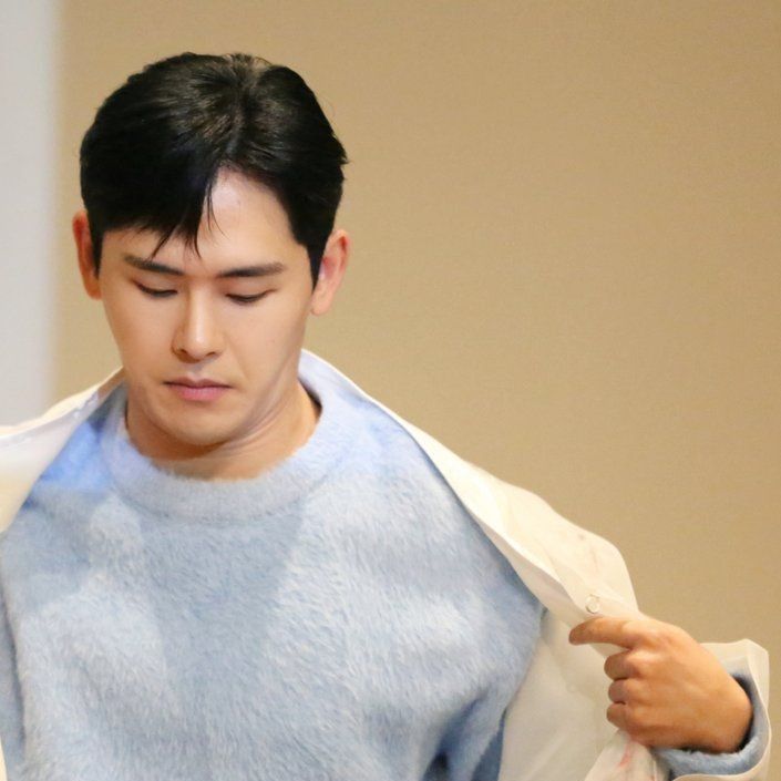 Behind-the-scenes cut of Hoya