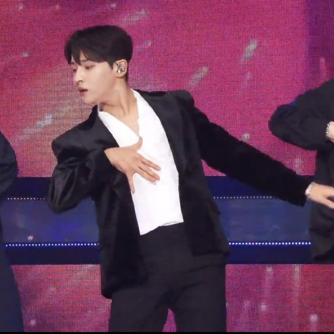 A moment captured by a fan of Seong Ri