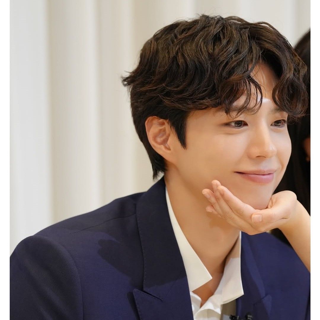 A moment captured by a fan of Park Bogum