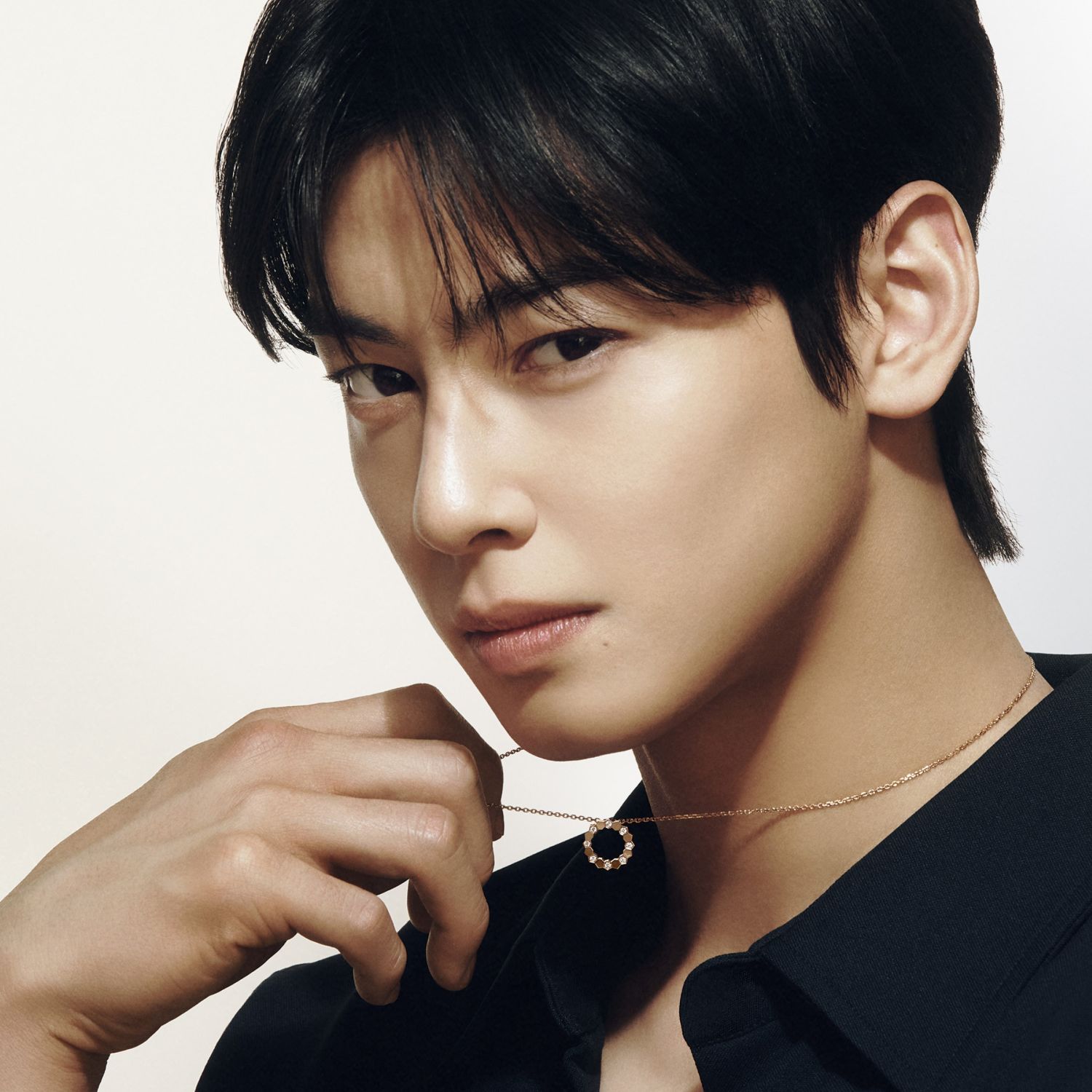 Behind-the-scenes cut of Cha Eunwoo