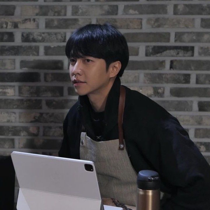 Latest photo of Lee Seunggi