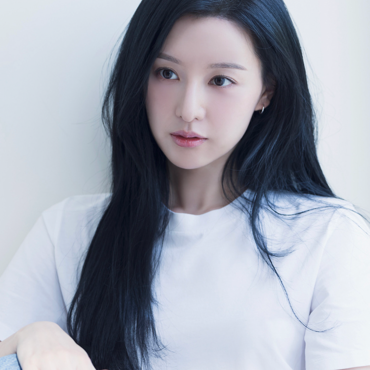 Behind-the-scenes cut of Kim Jiwon