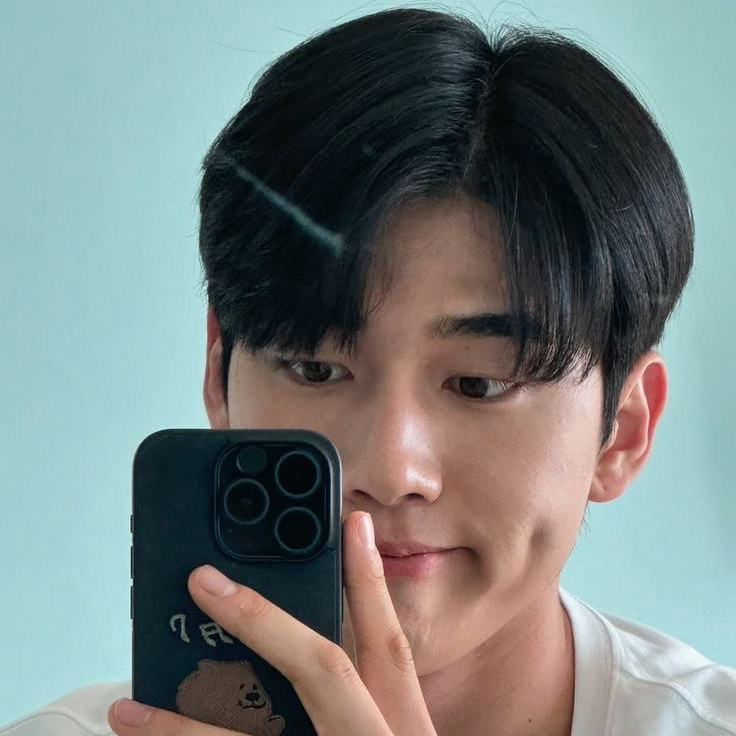 Behind-the-scenes cut of Hong Mingi