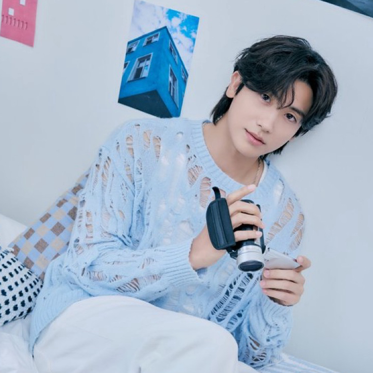 A moment captured by a fan of Park Hyungsik