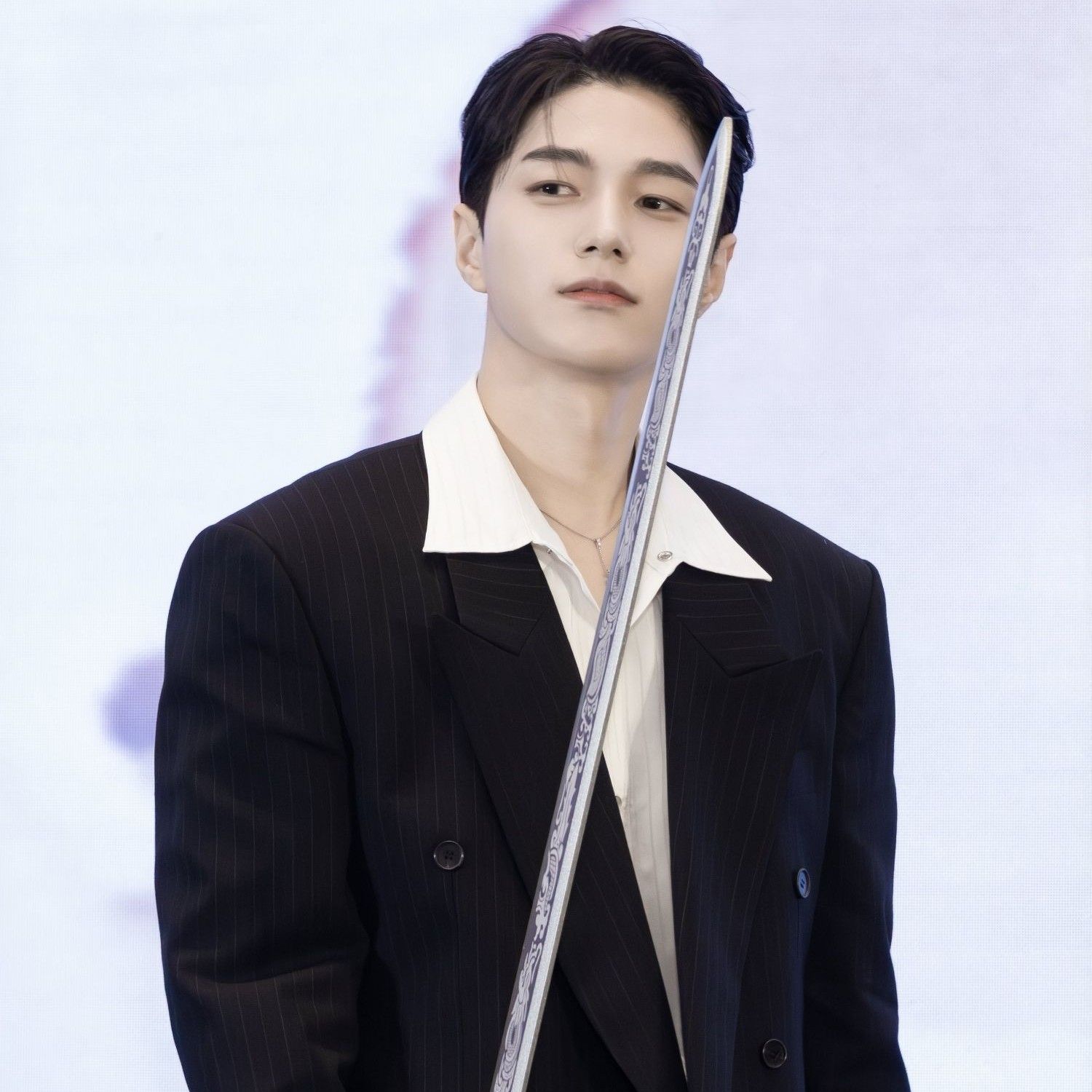 Behind-the-scenes cut of Kim Myungsoo (L)