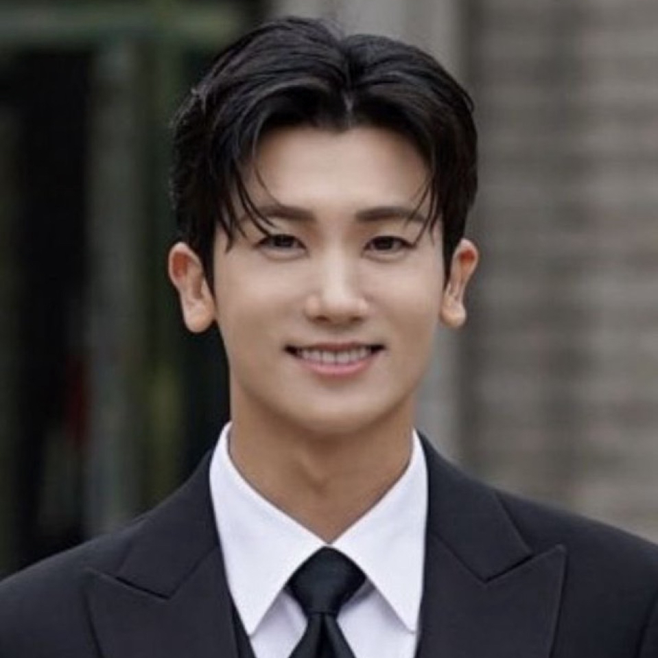 Behind-the-scenes cut of Park Hyungsik