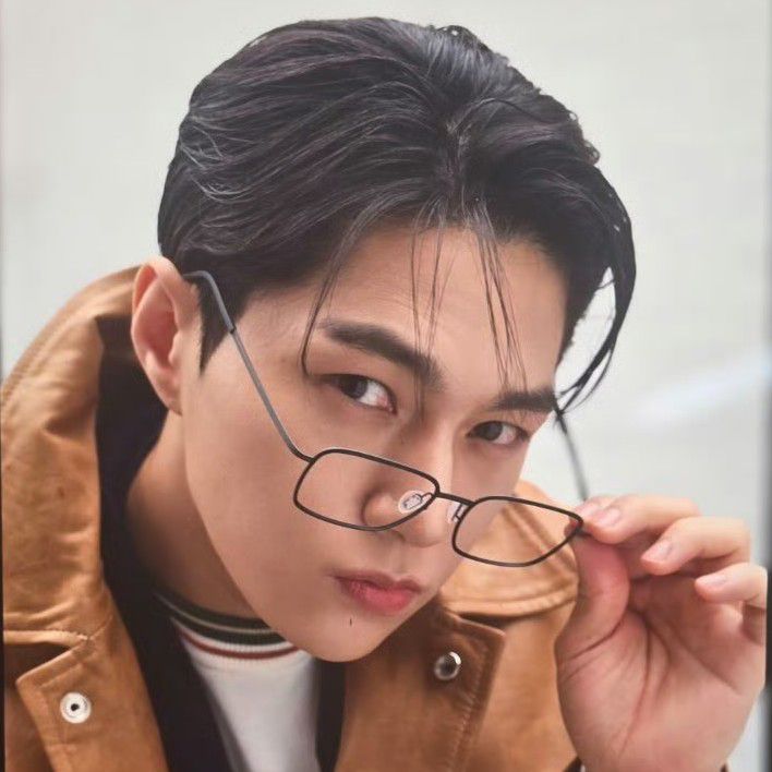 A moment captured by a fan of Kim Myungsoo (L)