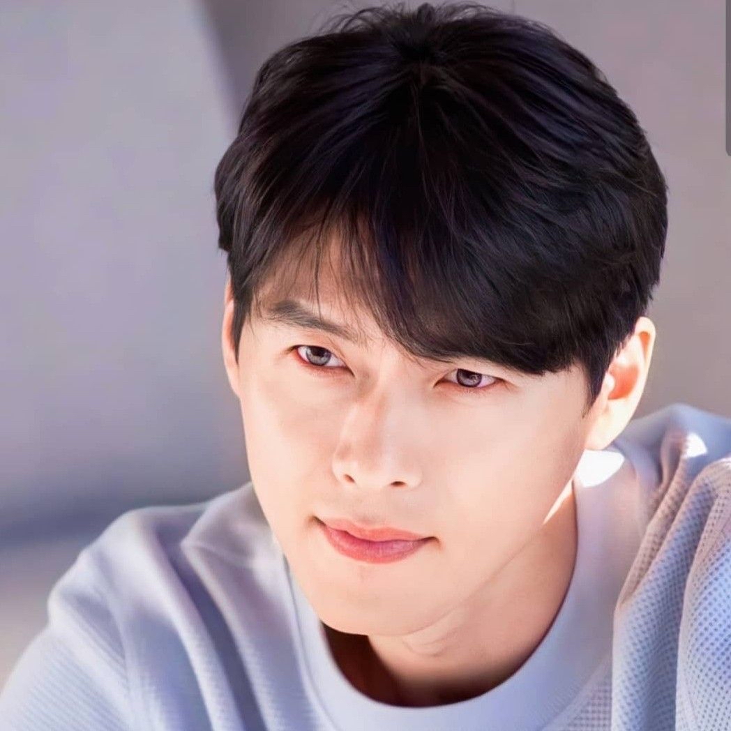 Momen yang diabadikan oleh penggemar Hyun Bin