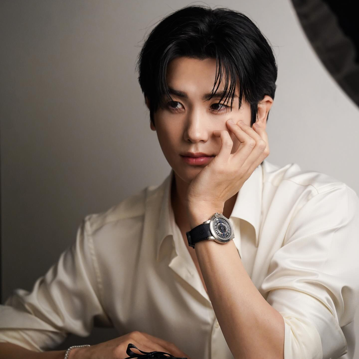 A moment captured by a fan of Park Hyungsik